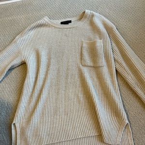 Knitted tan long sleeve sweater with pocket